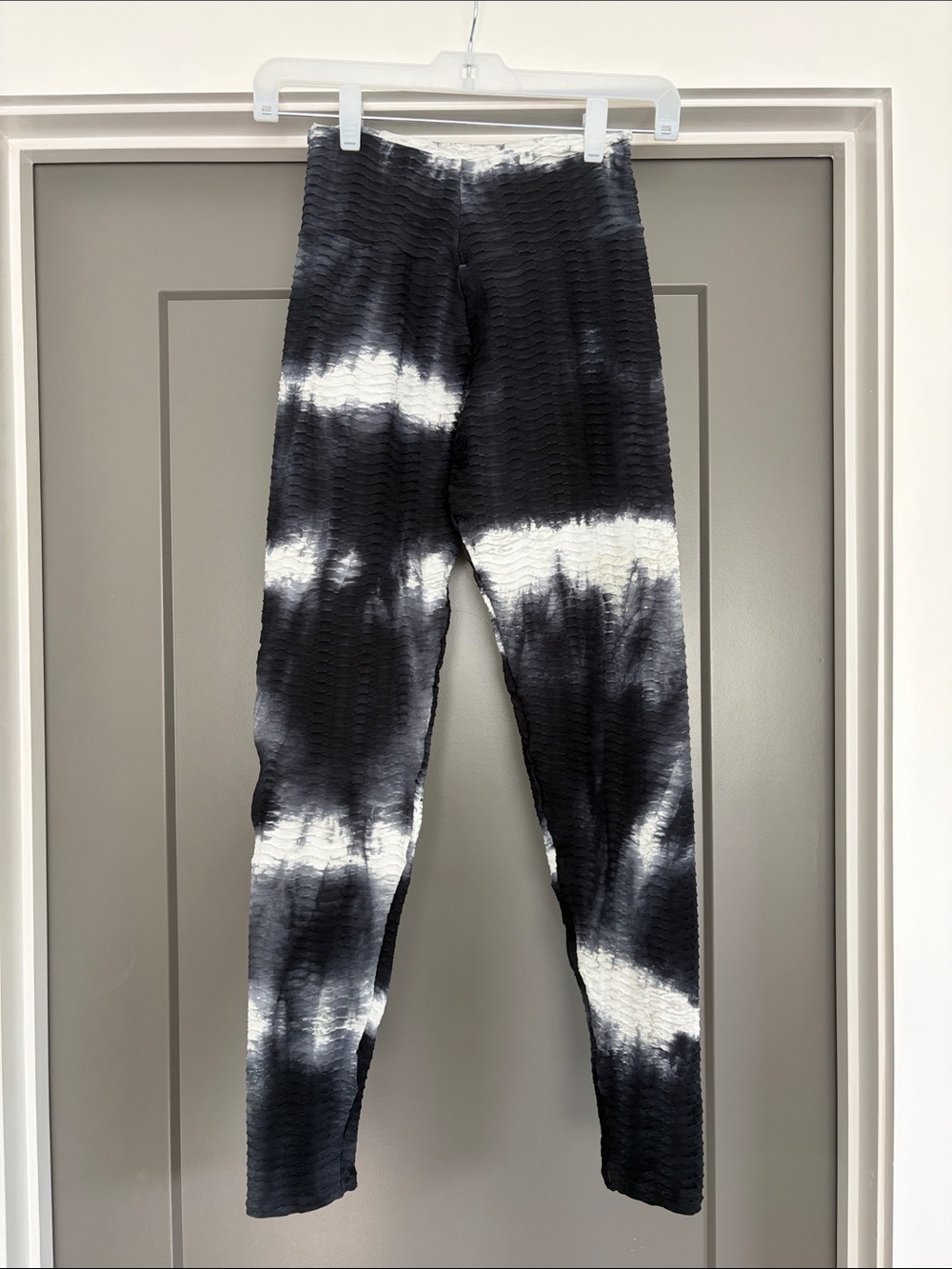 Black & White Tie-Dye Textured Leggings - Booty by Brabant Croco Skin